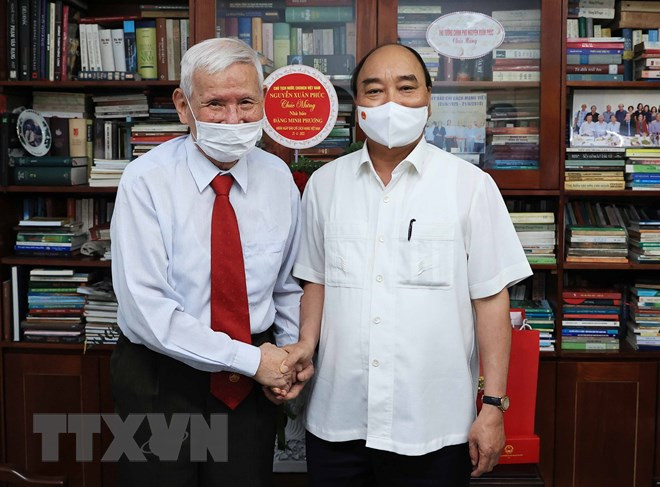 Chủ tịch nước thăm nhà báo, gia đình nhà báo lão thành -0