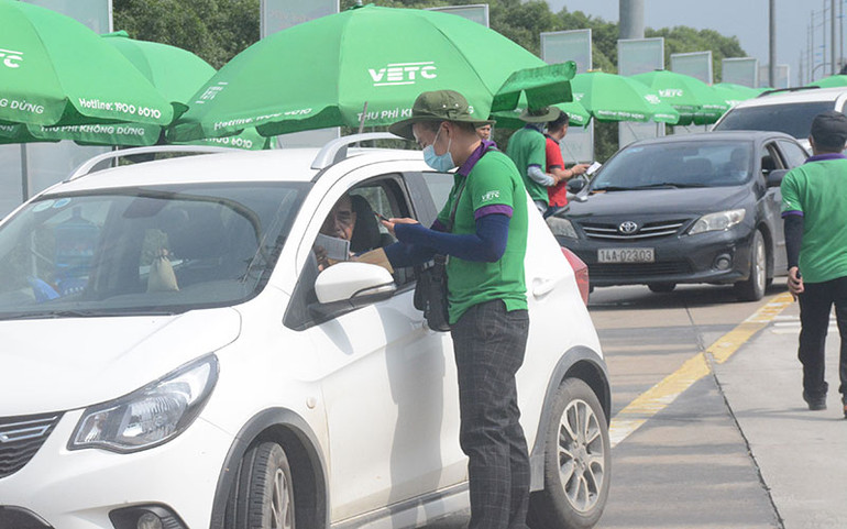 Nhân viên Công ty VETC dán thẻ ETC cho phương tiện lưu thông. Chính thức thí điểm chỉ thu phí ETC trên đường cao tốc Hà Nội-Hải Phòng -0