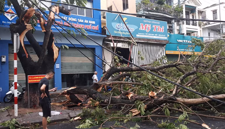 Thừa Thiên Huế: 96 người thương vong, hàng nghìn ngôi nhà sập và tốc mái -0