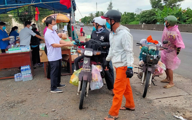 Hỗ trợ 1.450 suất quà hỗ trợ người dân từ phía nam về quê qua địa bàn Phú Yên -0