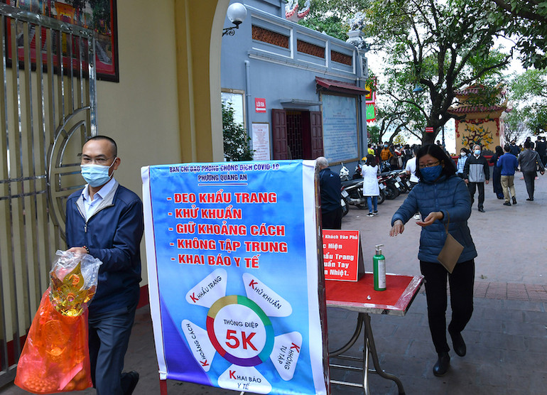 Đi lễ đầu năm nhưng không quên phòng dịch -0