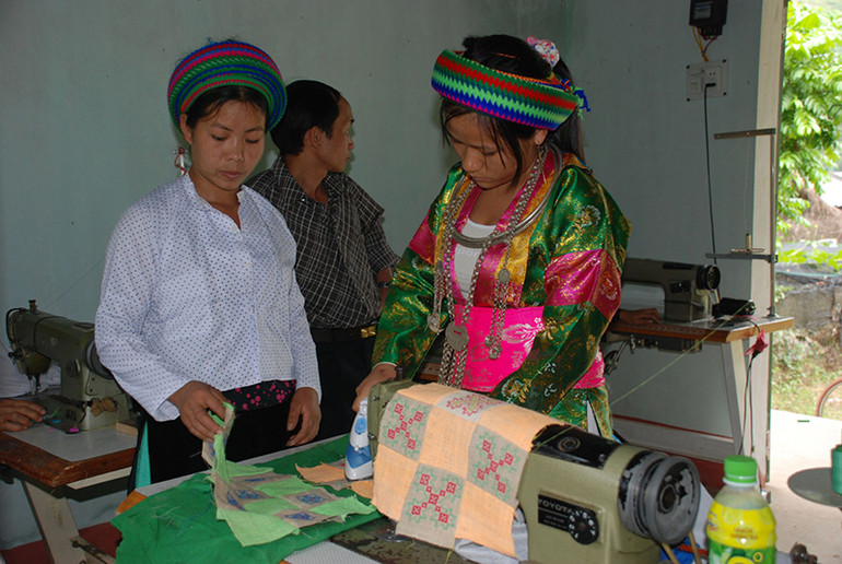 Phát huy vai trò của phụ nữ dân tộc Mông trong phát triển du lịch, kinh tế, xã hội -0