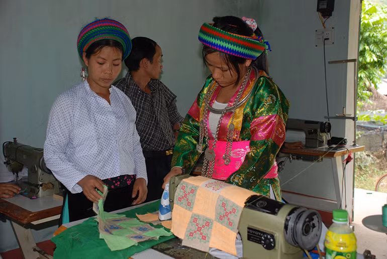 Phát huy vai trò của phụ nữ dân tộc Mông trong phát triển du lịch, kinh tế, xã hội -0