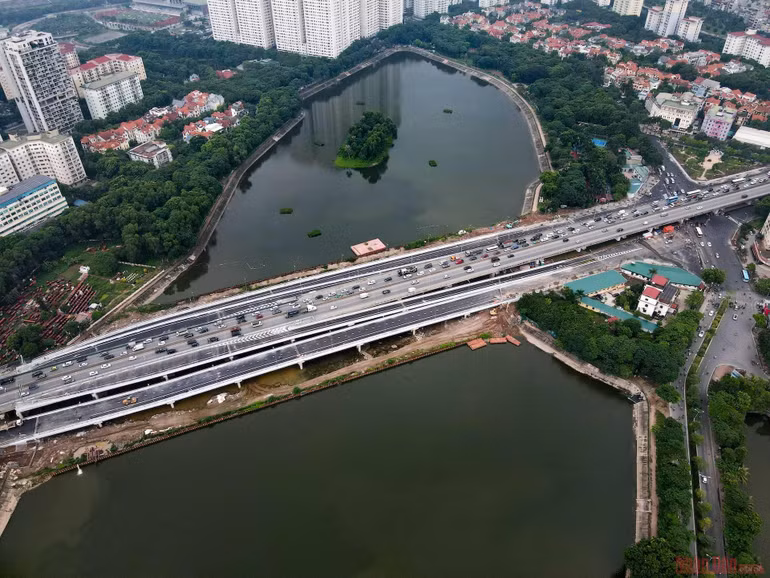 Cận cảnh cầu vượt thấp hồ Linh Đàm trước ngày khánh thành -0