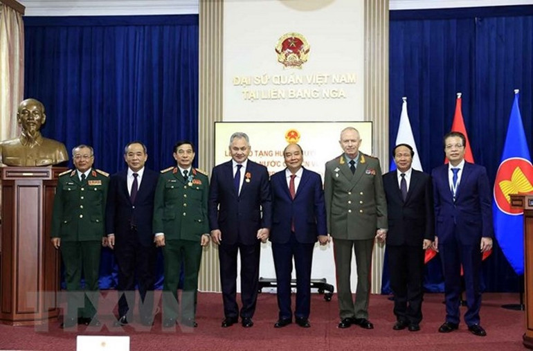 Chủ tịch nước trao huân chương cho lãnh đạo quân đội, an ninh LB Nga -0