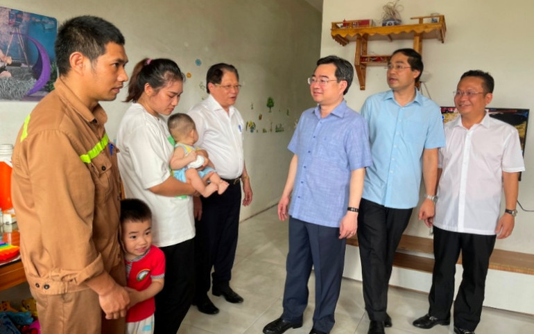 Bộ trưởng và đoàn Công tác thăm hộ gia đình tại khu nhà ở dành cho cán bộ, công nhân viên Công ty TNHH MTV Hóa chất Đức Giang-Lào Cai. bxd2-1656390528513.jpg