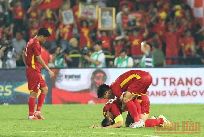U23 Việt Nam bảo toàn tỷ số 1-0 mong manh để đoạt vé vào chung kết. Một trận cầu hao tổn sức lực đến ngay cả thủ quân Hùng Dũng vốn là cầu thủ có nền tảng thể lực tốt nhất đội cũng sụp xuống sau khi trọng tài thổi còi kết thúc trận đấu. (Ảnh: KHIẾU MINH) Những pha bóng hấp dẫn trong chiến thắng bán kết đầy cảm xúc của U23 Việt Nam -0