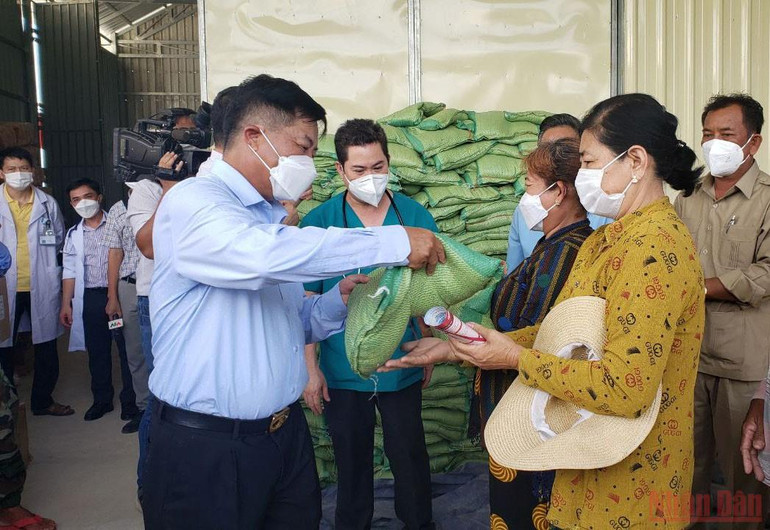 Đại sứ Nguyễn Huy Tăng trao quà cho bà con. (Ảnh: NGUYỄN HIỆP) 700 người gốc Việt Nam và Khmer được khám chữa bệnh miễn phí -0
