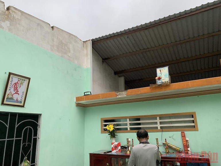 Lốc xoáy làm 15 nhà dân ở Quảng Ngãi bị hư hỏng nặng -0