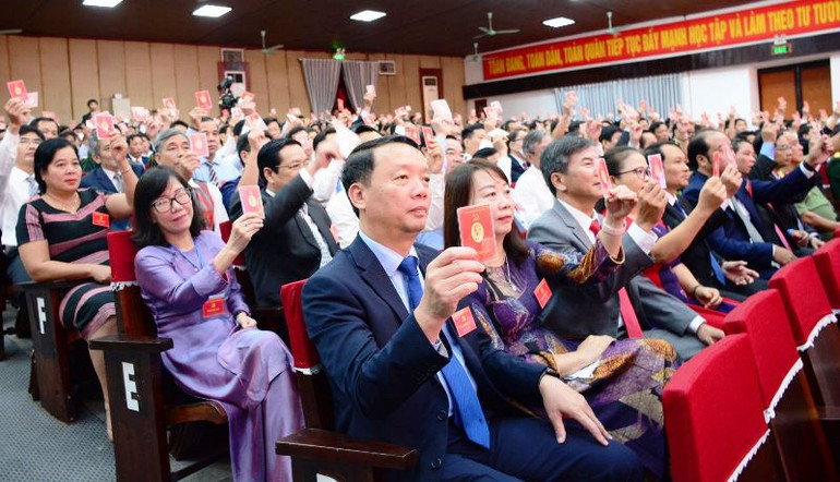 Các đại biểu biểu quyết thông qua danh sách bầu cử tại Đại hội. Đồng chí Lê Trường Lưu tái đắc cử Bí thư Tỉnh ủy Thừa Thiên Huế -0