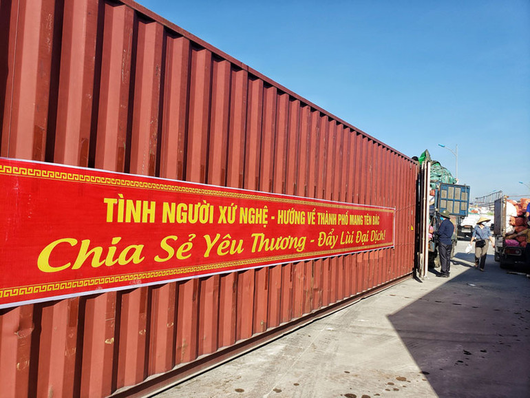 Gần 300 tấn nhu yếu phẩm ủng hộ người dân TP Hồ Chí Minh -0