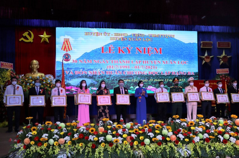 Lãnh đạo tỉnh Đồng Nai tặng Bằng khen cho các tập thể có thành tích xuất sắc nhân kỷ niệm 30 năm thành lập huyện Xuân Lộc. Xây dựng Xuân Lộc thành huyện nông thôn mới kiểu mẫu đầu tiên ở phía nam -0