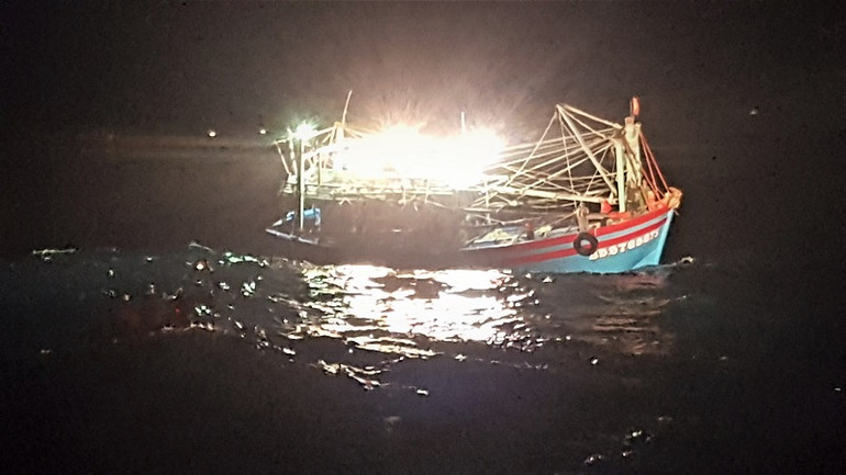 Cứu nạn bảy thuyền viên trên tàu bị hỏng máy trong điều kiện thời tiết khắc nghiệt -0