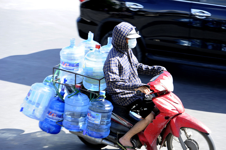 Người dân Hà Nội vất vả mưu sinh dưới trời nóng 40 độ C -0