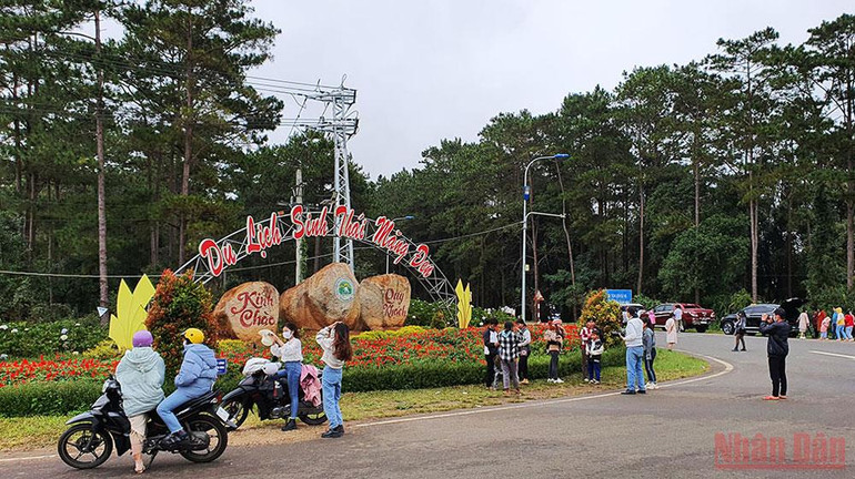 Du khách dừng chân chụp hình lưu niệm tại vòng xoay vào thị trấn Măng Đen. Rực rỡ mùa hoa Anh Đào Kon Plông -0