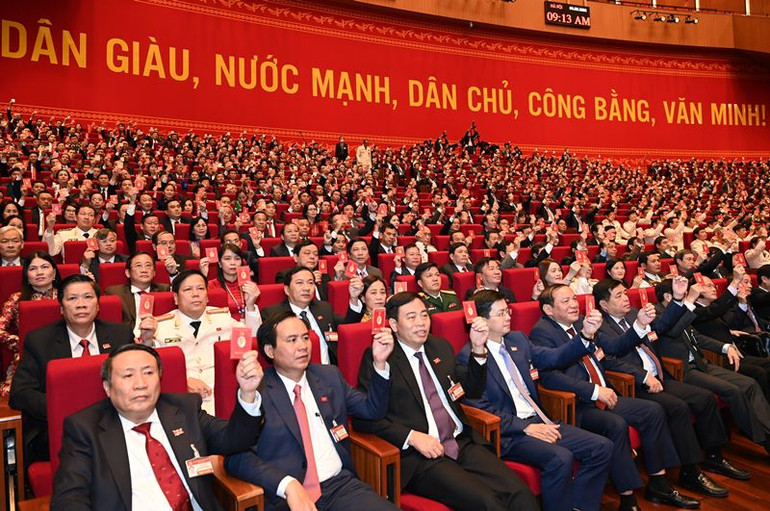 Các đại biểu biểu quyết, thông qua Nghị quyết Đại hội XIII Đảng Cộng sản Việt Nam. Bế mạc Đại hội lần thứ XIII của Đảng -0