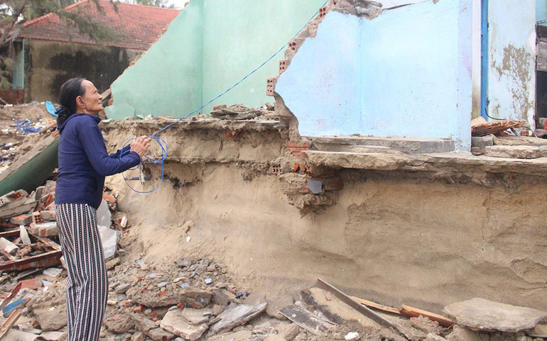 Sóng lớn, nhiều nhà hàng ven bờ biển Hội An bị sạt lở -0