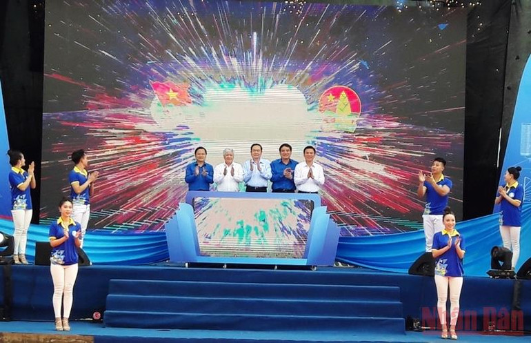 Các đại biểu phát lệnh ra quân thực hiện Chiến dịch thanh niên tình nguyện. Ra quân thực hiện Chiến dịch Thanh niên tình nguyện hè 2022 -0