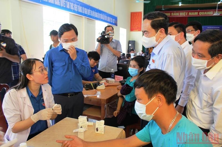Phó Chủ tịch Thường trực Quốc hội Trần Thanh Mẫn cùng các đại biểu nắm tình hình sức khỏe, chăm sóc bệnh lý hậu Covid-19 cho người dân ở thị trấn Cành Nàng, huyện Bá Thước, tỉnh Thanh Hóa. Ra quân thực hiện Chiến dịch Thanh niên tình nguyện hè 2022 -0