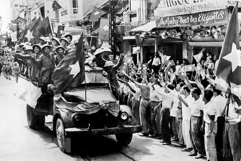 Gần 9 năm sau ngày Toàn quốc kháng chiến, sáng 10/10/1954, những chiến sĩ của Trung đoàn Thủ đô dẫn đầu đội hình Đại đoàn quân Tiên phong 308 đã trở về tiếp quản Hà Nội trong tư thế của những người chiến thắng, thực hiện trọn vẹn lời thề Ra đi, hẹn một ngày về. (Ảnh: Tư liệu TTXVN) 75 năm toàn quốc kháng chiến: Quyết tử cho Tổ quốc quyết sinh -0