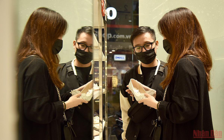 Thời trang, quà tặng “đắt khách” dịp lễ 20/10 -0