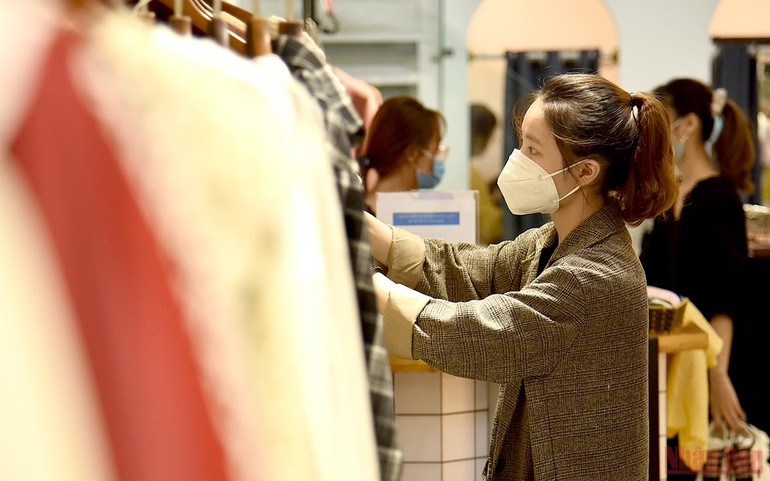 Thời trang, quà tặng “đắt khách” dịp lễ 20/10 -0