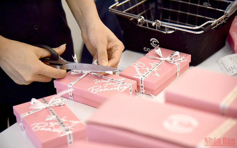 Thời trang, quà tặng “đắt khách” dịp lễ 20/10 -0