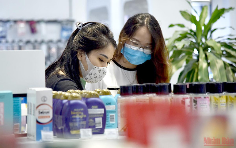 Thời trang, quà tặng “đắt khách” dịp lễ 20/10 -0