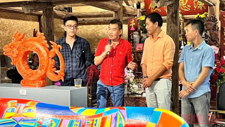 Nhóm 4 nghệ sĩ giới thiệu với khán giả về triển lãm “Con giống” (từ trái sang: Lê Minh Trí, Lê Thiết Cương, Lê Ngọc Thuận, Vũ Hữu Nhung). Khai mạc triển lãm điêu khắc “Con giống” -0