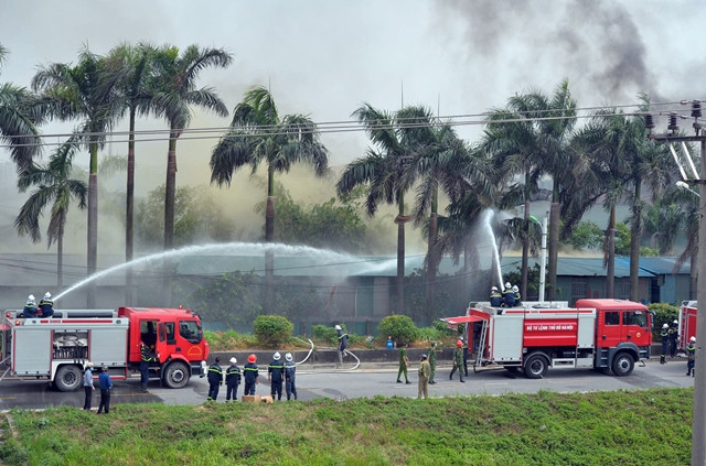 Dập tắt đám cháy kho hàng cảng Đức Giang -0