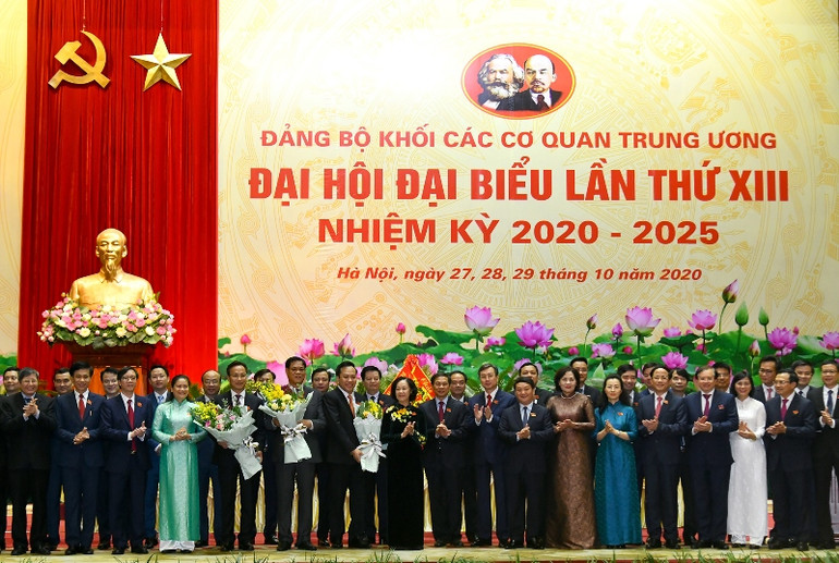 Đồng chí Trương Thị Mai, Ủy viên Bộ Chính trị, Bí thư T.Ư Đảng, Trưởng Ban Dân vận T.Ư tặng hoa chúc mừng Ban Chấp hành Đảng bộ Khối các cơ quan T.Ư, nhiệm kỳ 2020-2025. Đồng chí Huỳnh Tấn Việt trúng cử Bí thư Đảng ủy Khối các cơ quan T.Ư nhiệm kỳ 2020-2025 -0