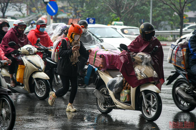Người dân các tỉnh đội mưa đổ về Hà Nội ngày cuối kỳ nghỉ Tết Nguyên đán Nhâm Dần -0