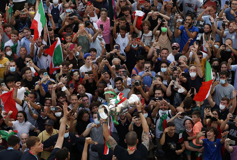 Biển người ăn mừng chức vô địch EURO 2020 cùng đội tuyển Italia -0
