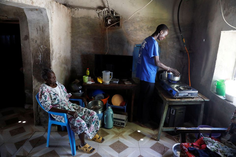 Kenya biến bèo lục bình thành nhiên liệu sinh học để nấu ăn -0