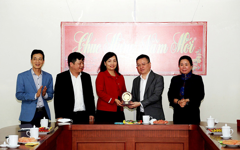 Đồng chí Lê Quốc Minh thăm và tặng quà lưu niệm cho cán bộ, nhân viên Đài Phát thanh truyền hình Lào Cai. Đồng chí Lê Quốc Minh thăm và làm việc với các cơ quan báo chí tại Lào Cai -0