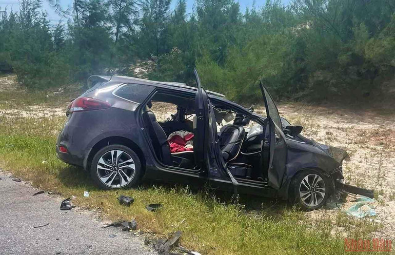 Xe 7 chỗ đối đầu xe đầu kéo làm 5 người thương vong tại Quảng Bình -0