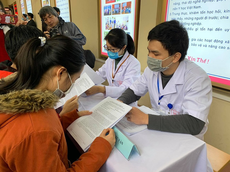 Các tình nguyện viên được tư vấn kỹ lưỡng khi đăng ký tham gia thử nghiệm. Vaccine phòng Covid-19 thứ 2 của Việt Nam được phát triển trên biến chủng mới của SARS-CoV-2 -0