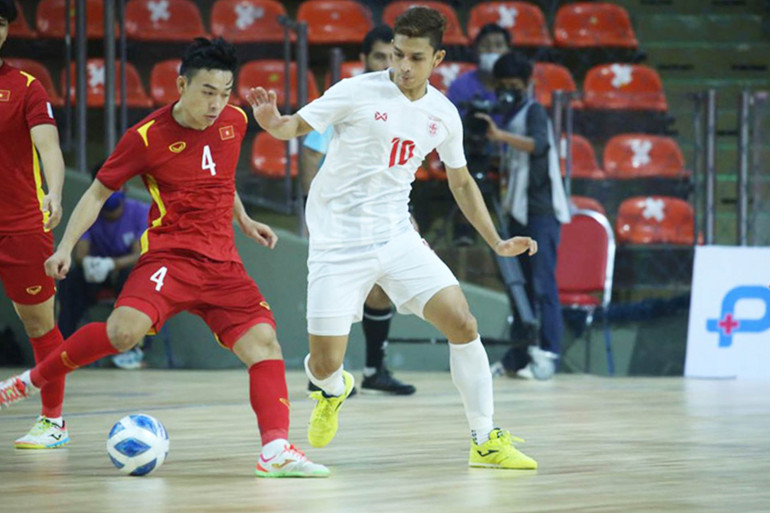 Các cầu thủ Myanmar nỗ lực tìm kiếm bàn gỡ trong hiệp 2. (Ảnh: MFF) Đội tuyển futsal Việt Nam giành vé dự Vòng chung kết futsal châu Á 2022 -0