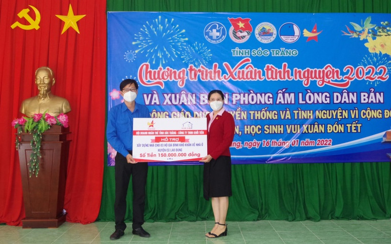Trao bảng tượng trưng 3 căn nhà cho người dân và đoàn viên thanh niên có hoàn cảnh khó khăn. “Xuân Biên phòng ấm lòng dân bản” tại Sóc Trăng -0