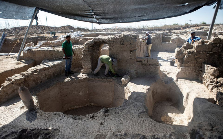 Phát hiện nhà máy nấu rượu vang cổ đại ở Israel -0