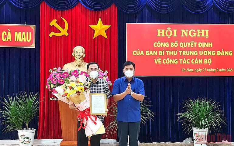Bí thư Tỉnh ủy Cà Mau (bìa phải) tặng hoa chúc mừng Ủy viên Ủy ban Kiểm tra Tỉnh ủy Cà Mau Nguyễn Minh Phụng. Đồng chí Phạm Thành Ngại làm Phó Bí thư Tỉnh ủy Cà Mau -0