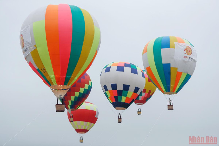Người Hà Nội vui thích với Lễ hội khinh khí cầu -0