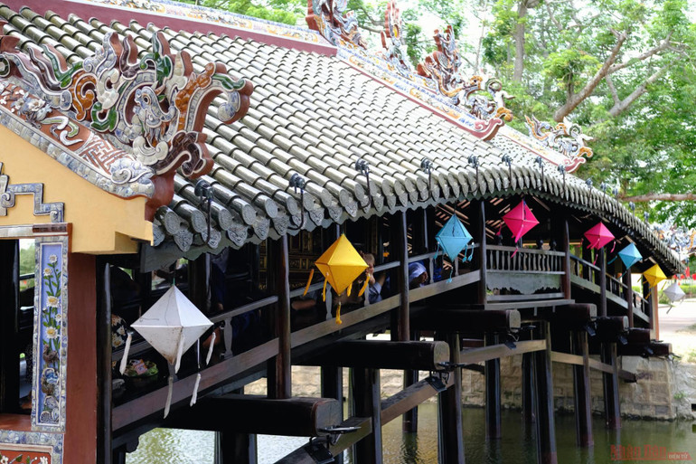 [Ảnh so sánh]: Cầu ngói Thanh Toàn trước và sau trùng tu, tôn tạo -1