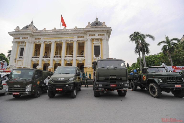 Ngay từ sớm, hơn 10 xe chuyên dụng cùng gần 100 chiến sĩ thuộc Lữ đoàn 86 - Binh chủng Hoá học đã có mặt để chuẩn bị công tác phun khử khuẩn trên diện rộng ở Hà Nội. 2Ha_noi_khu_khuan-1627273701628.jpeg