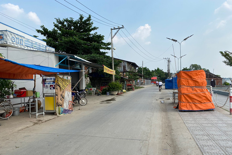 Xây nhà nuôi chim yến trong khu sạt lở sông Vàm Nao! -0