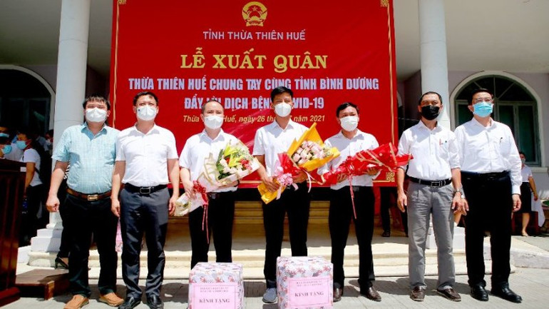 Lãnh đạo UBND tỉnh cùng các đơn vị tặng hoa, động viên và giao nhiệm vụ cho các trưởng, phó cùng các thành viên đoàn tình nguyện lần này. Thừa Thiên Huế chi viện thêm 66 cán bộ, y bác sĩ giúp Bình Dương chống dịch Covid-19 -0