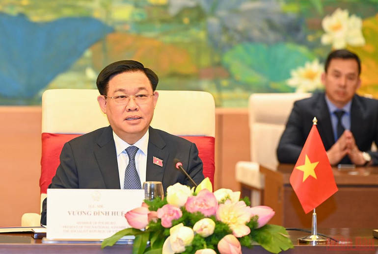 Chủ tịch Quốc hội Vương Đình Huệ đón, hội đàm với Chủ tịch Quốc hội Singapore Tan Chuan-Jin -6