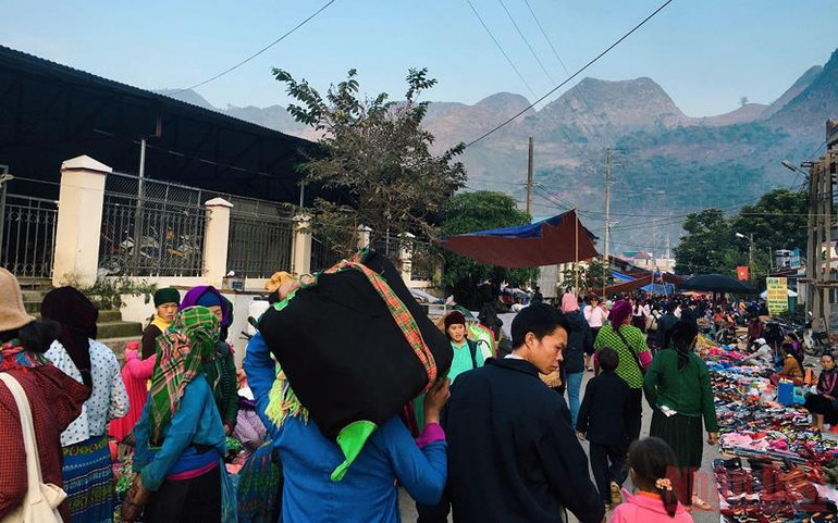 Ấm nồng một sớm chợ phiên -0