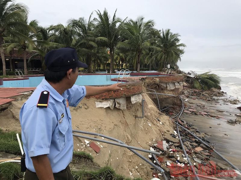 Sóng biển gây sạt lở nhiều công trình phụ trợ tại khu tổ hợp nghỉ dưỡng, khách sạn Agribank (Hội An). Dồn sức giữ bờ biển Cửa Đại -0
