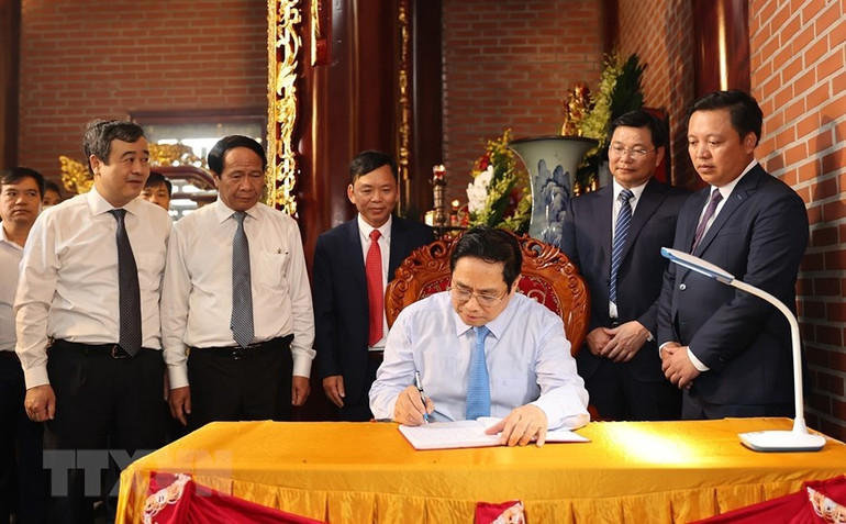 Thủ tướng Phạm Minh Chính viết cảm tưởng sau khi dâng hương tưởng niệm Chủ tịch Hồ Chí Minh. (Ảnh: Dương Giang/TTXVN) Thủ tướng dự Lễ kỷ niệm 60 năm Bác Hồ về thăm huyện Tiền Hải -4